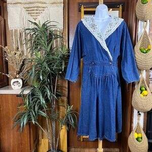 Vintage 80s Denim Prairie Dress Lace Collar M/L Cottagecore Coastal Cowgirl Midi
